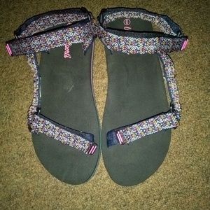 Us sports sandals size 9